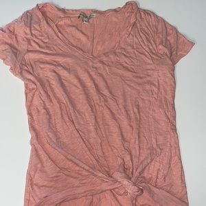 Express Tshirt with a tight at the bottom